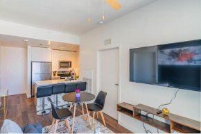 Comfy 2BD- HighRise DT, Pool, Gym, Parking - Sleeps 8